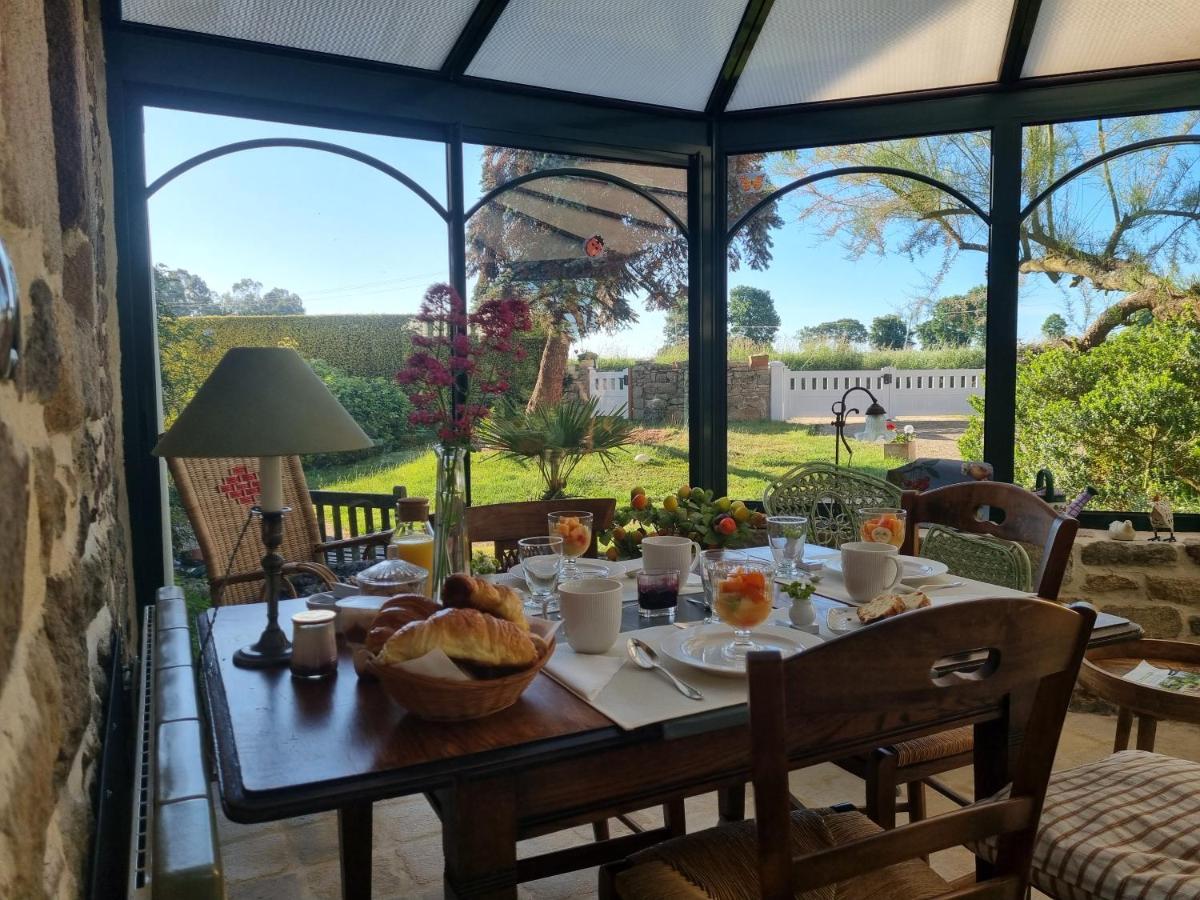 Bed and Breakfast Les Berges De La Planchette Yvignac-la-Tour Esterno foto