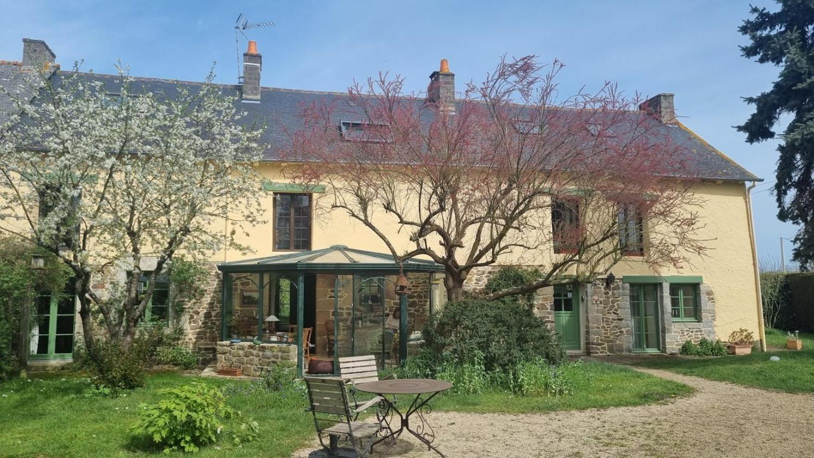 Bed and Breakfast Les Berges De La Planchette Yvignac-la-Tour Esterno foto